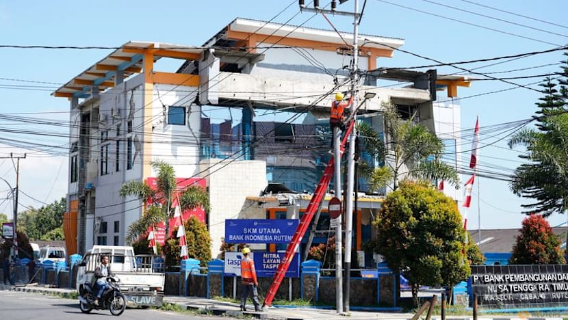 Thousands evacuate after Indonesia quake kills 51, cuts roads