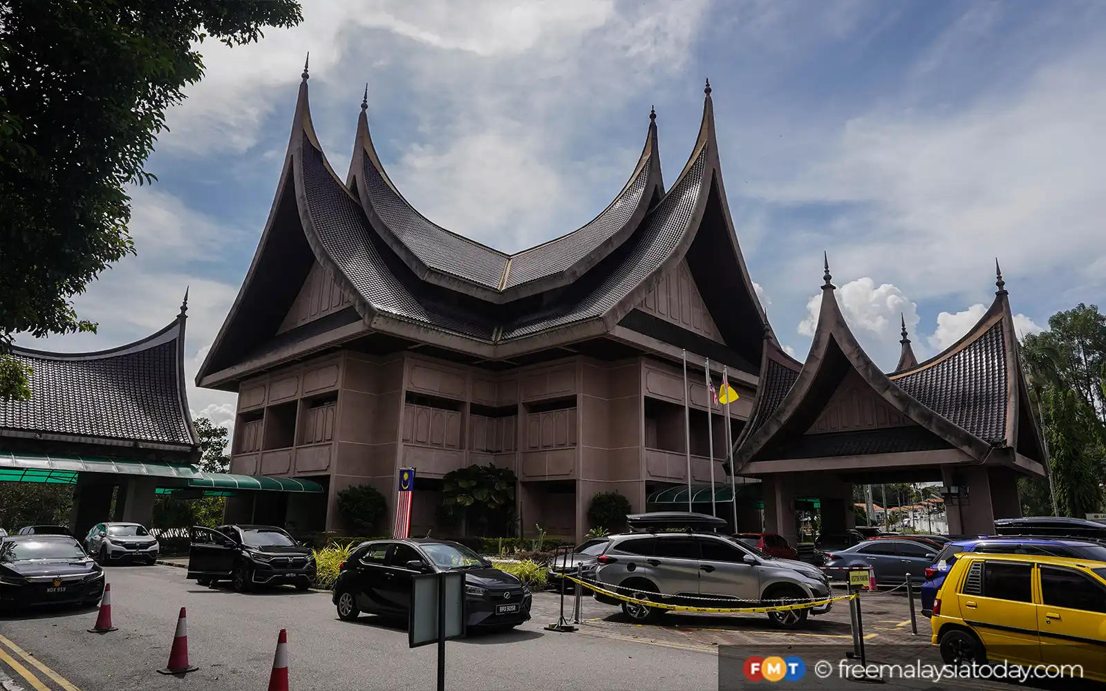 DKU sangkal dakwaan Tuanku Muhriz campur urusan luak