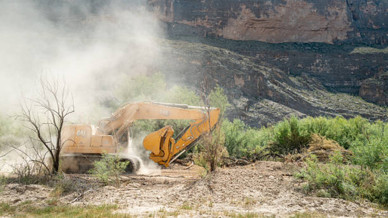 Texas court blocks border barrier construction in Big Bend amid landowner challenge