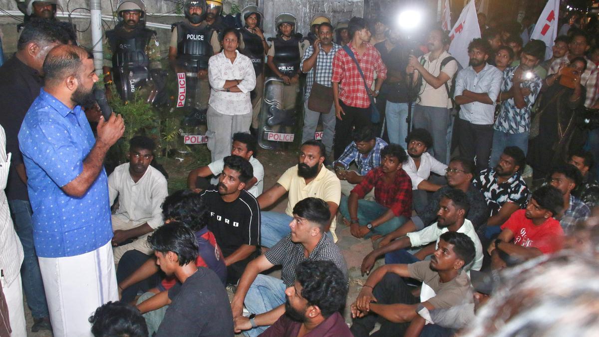 SFI-police face-off intensifies after ‘inspection’ at SFI leader’s home and protest outside police officers’ residences