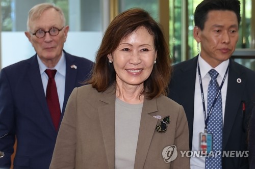 (LEAD) New U.S. Ambassador Steel meets FM Cho, submits credentials