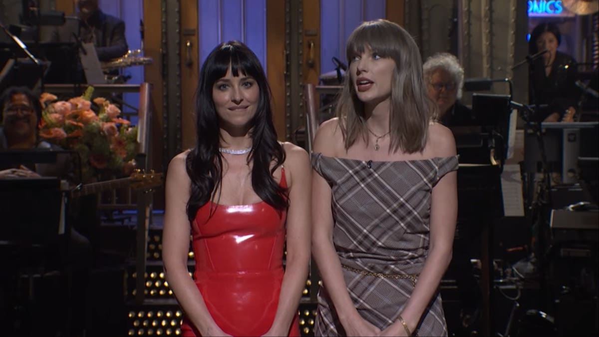 Taylor Swift drops by SNL to give pal Dakota Johnson her birthday wish