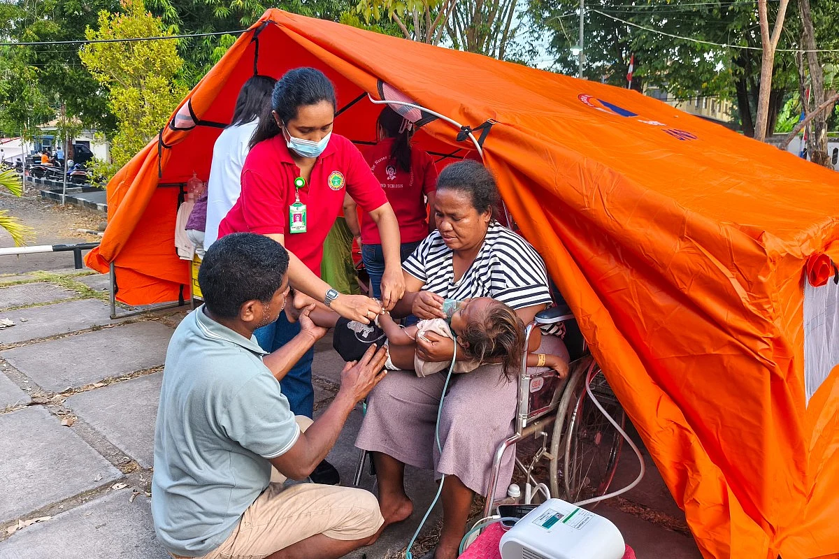 Thousands await aid after deadly Indonesian quake