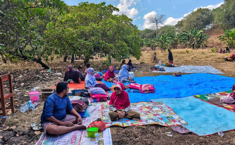 Thousands evacuate after Indonesia quake kills 51, cuts roads