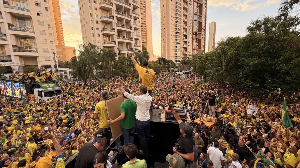 Flávio Bolsonaro Leads Early Vote Count in Brazil, but Runoff Expected Against Lula