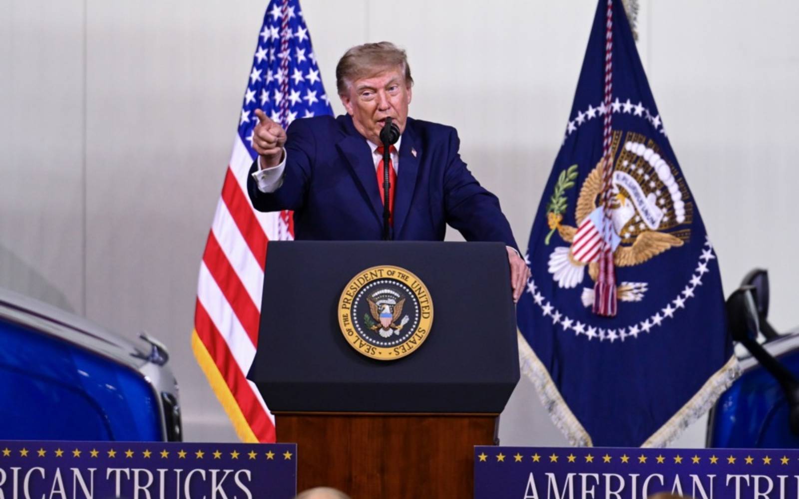 Trump faces midterm verdict as Democrats close in on US Congress