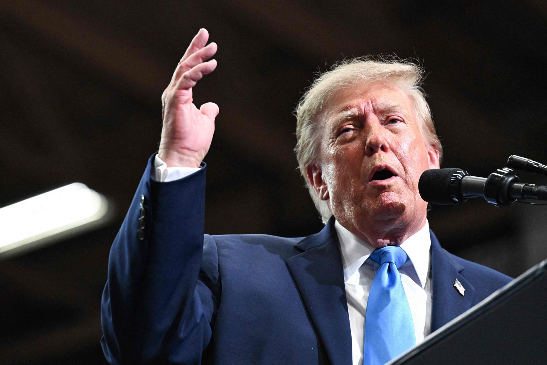 Trump faces midterm verdict as Democrats close in on US Congress