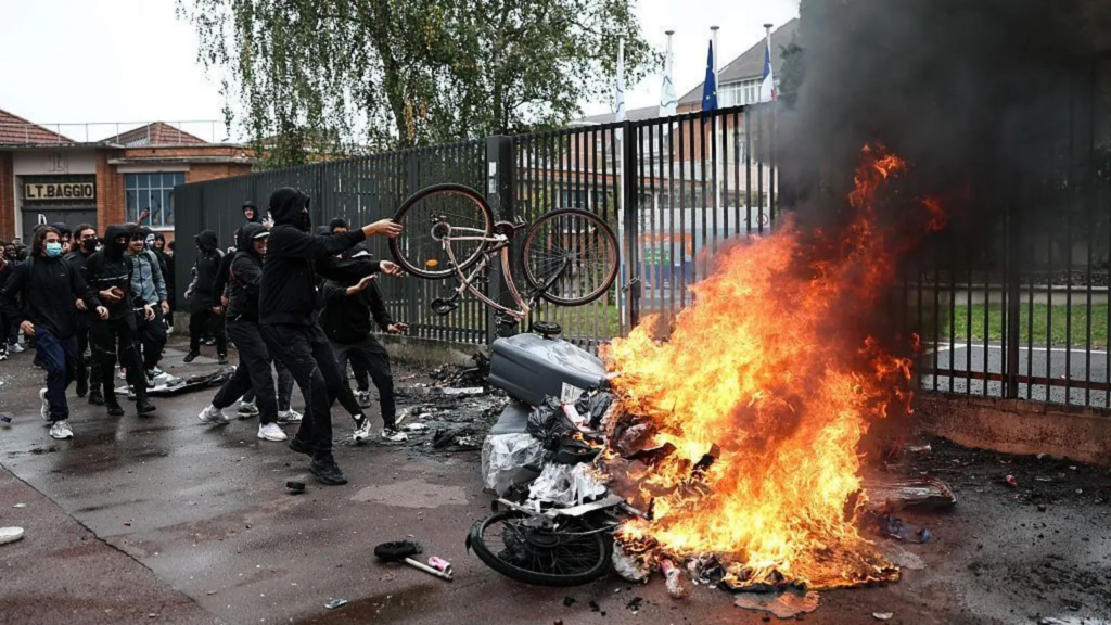 France to close up to 500 schools on Monday over student protests