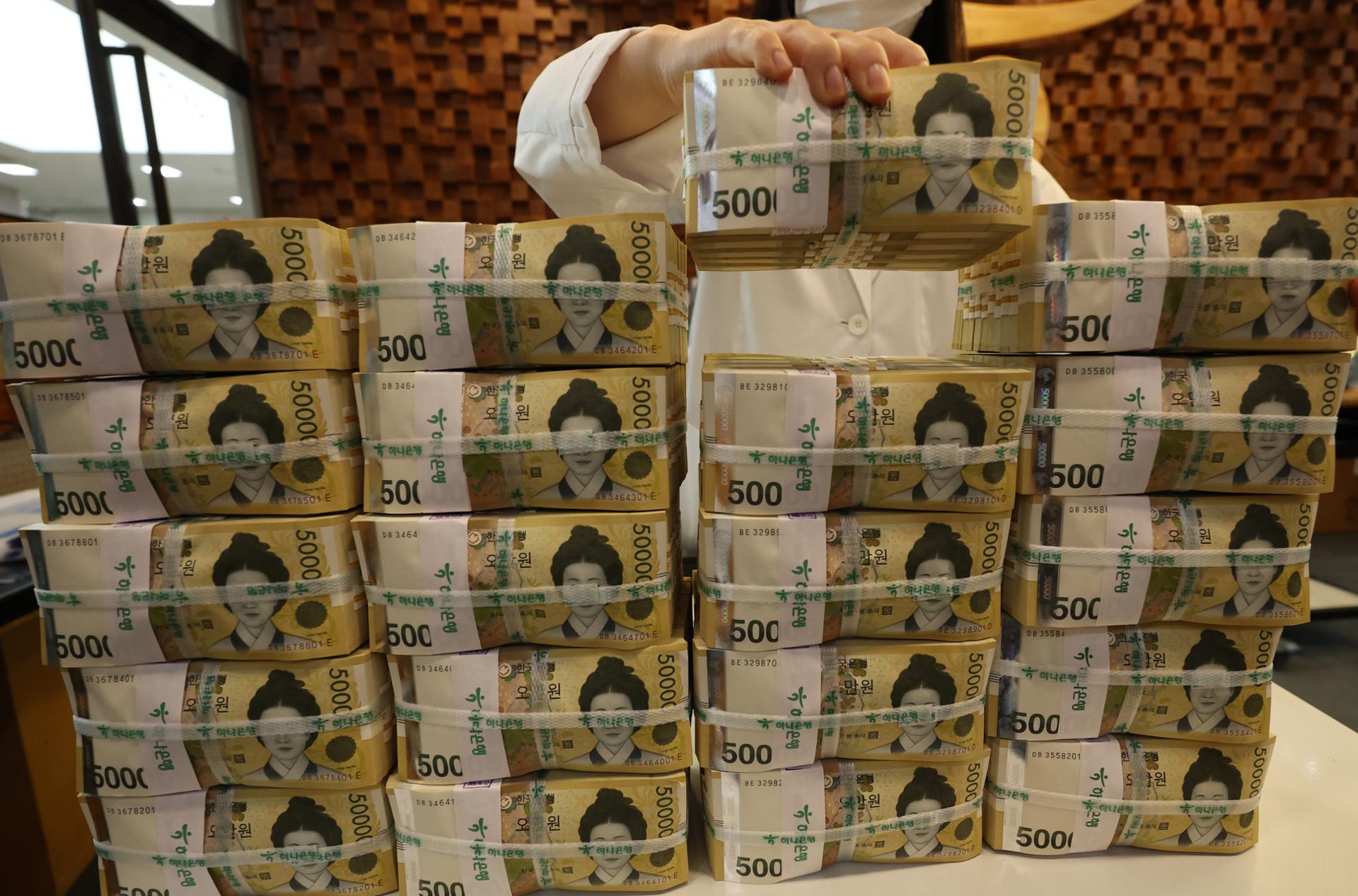 AMRO revises up S. Korean economy's growth projection this year to 3.3 %