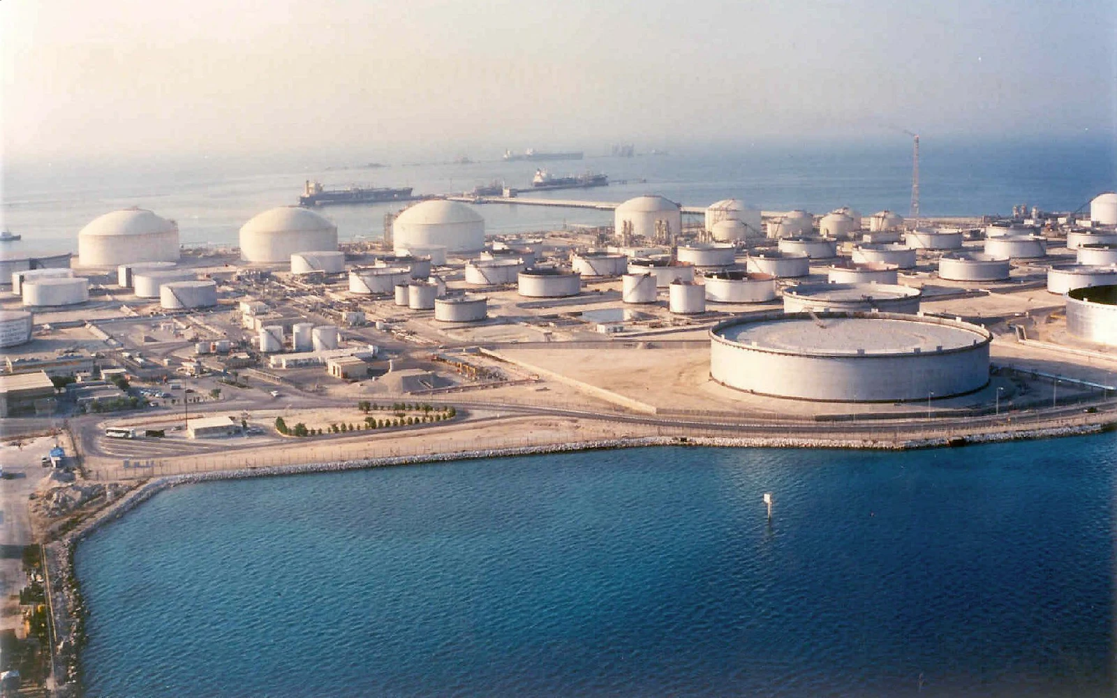Saudis slash oil prices to Asia in battle for market share