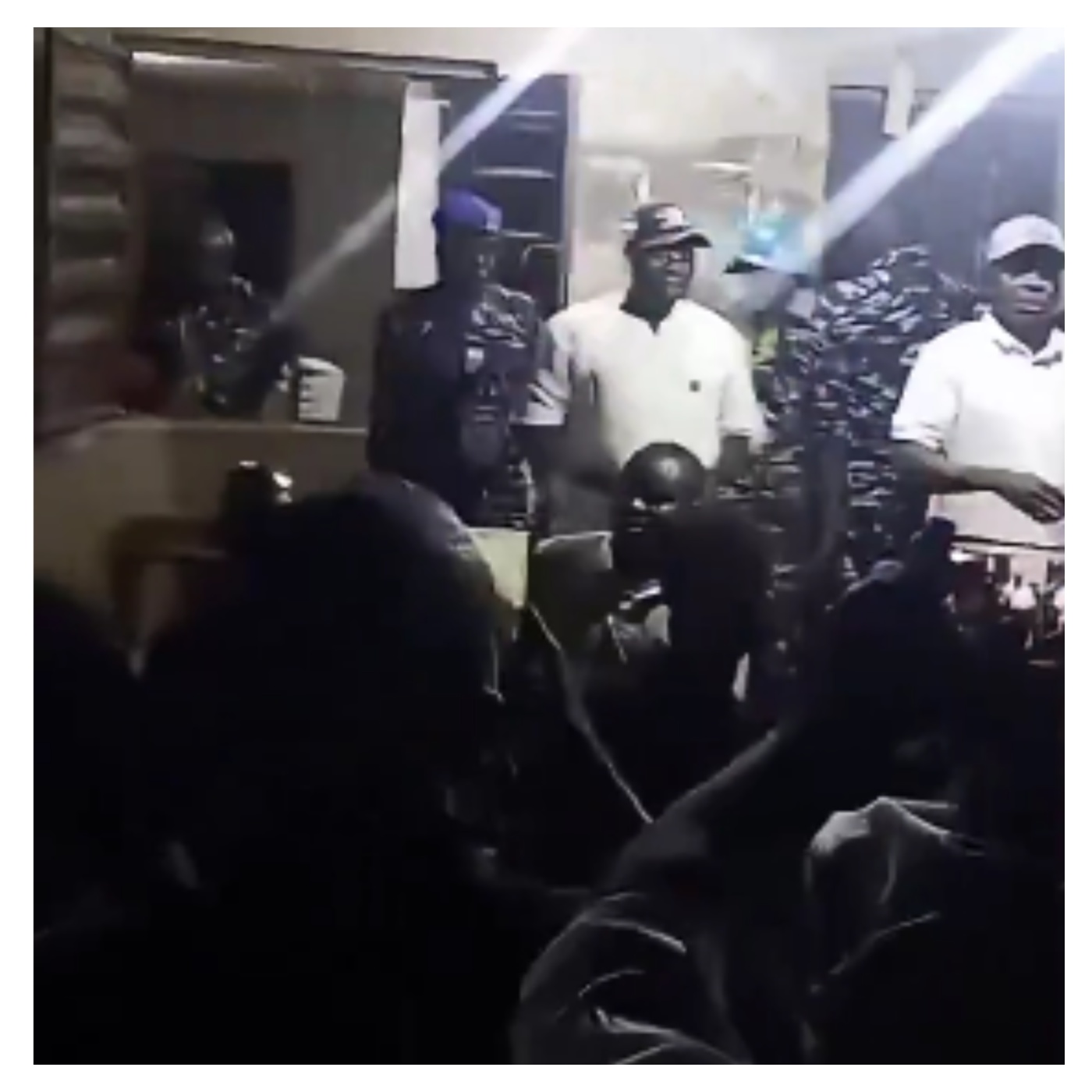 Osun decides: ‘Fadahunsi ole’ – Youths chant at INEC headquarters [VIDEO]