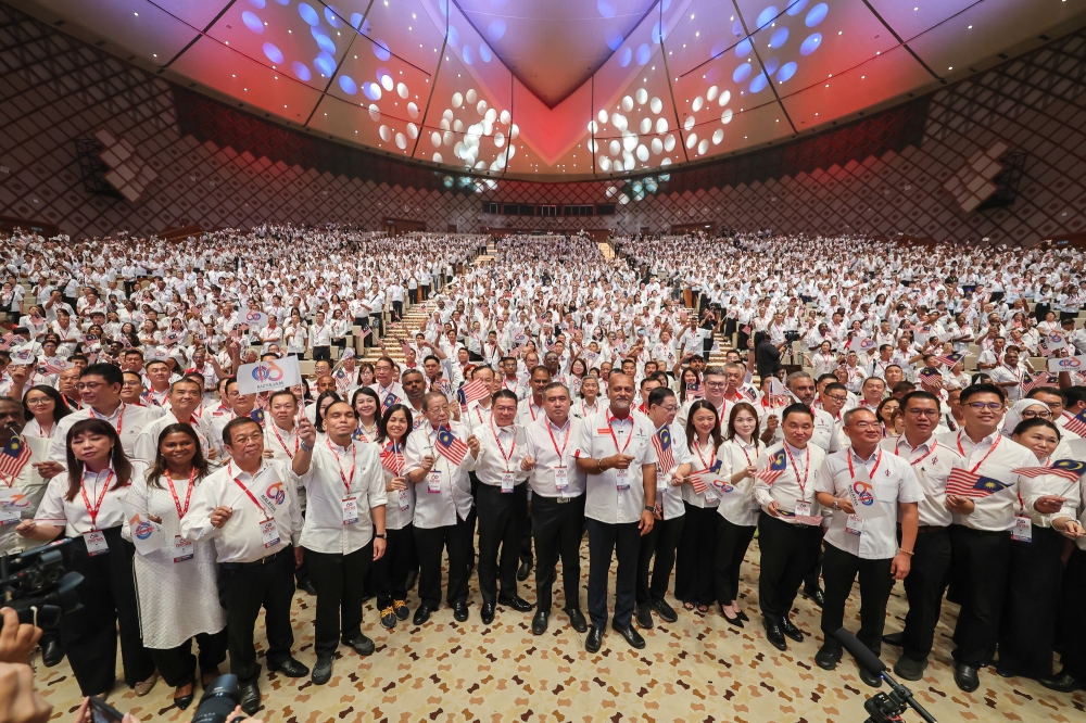 At DAP congress, Sangeet urges rethink of ties with Anwar, says PM has divided coalition, empowered Umno