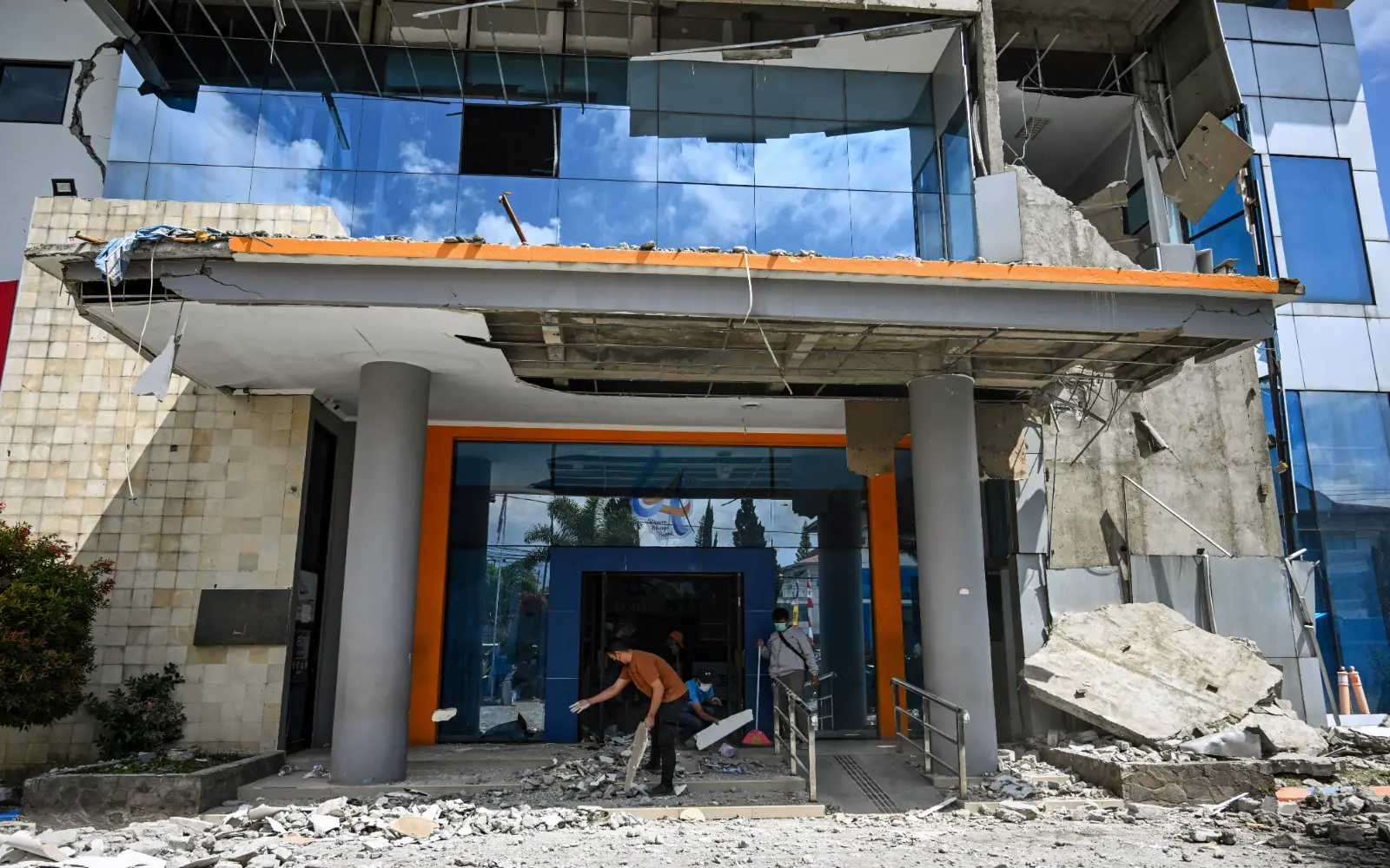 Thousands evacuate after Indonesia quake kills 51