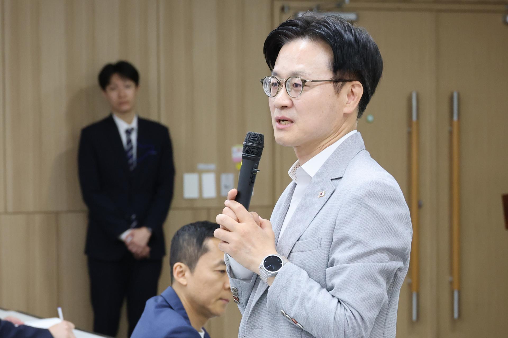 Industry minister again heads for Washington amid growing US tariff pressure