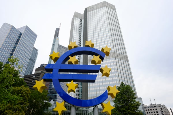 Euro sinks to 17-month low as French debt fears spread