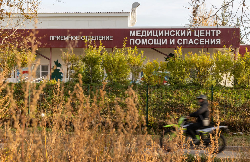 A Russian report says a worker at a Siberian plague research institute fell ill and died of an unknown cause