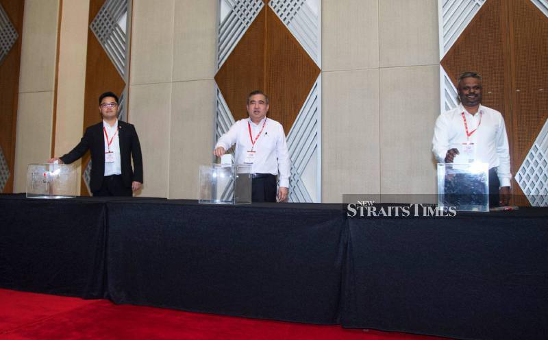 DAP votes on staying in unity government