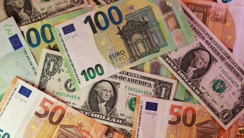Euro sinks to 17-month low on France debt fears