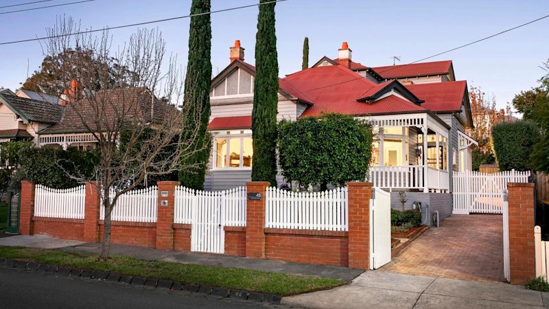 Family makes bold bid to win $2,375,000 Essendon home at auction
