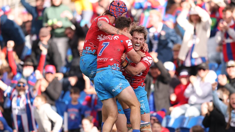 Knights keep top-four hopes alive with win over Titans