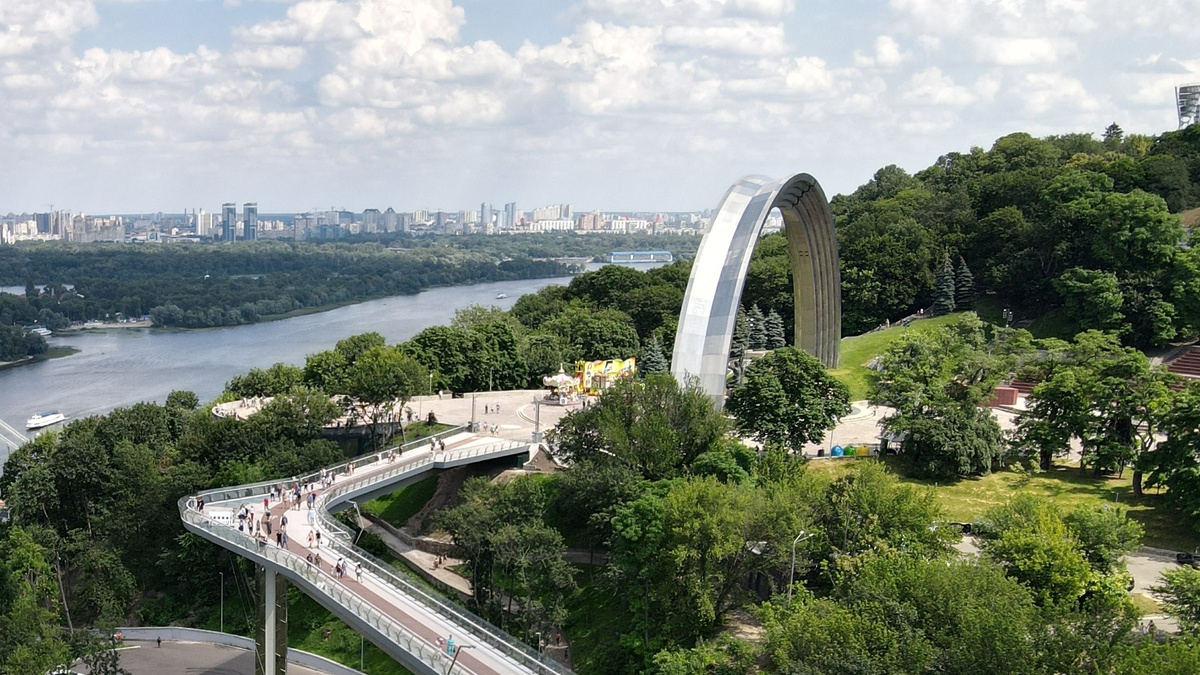Retail chains prepare employee rotation plans in case of worsening logistics between banks of Dnipro