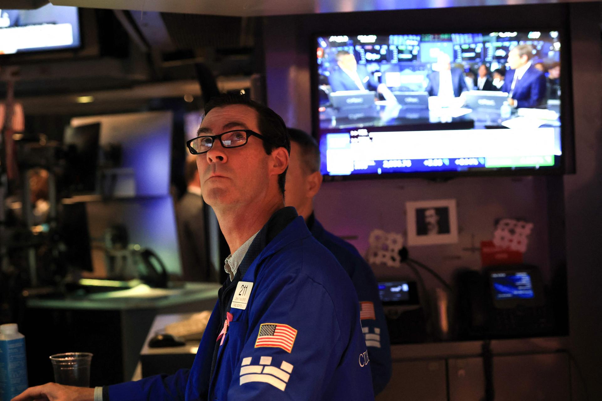 Nasdaq hits record high as investors focus on earnings