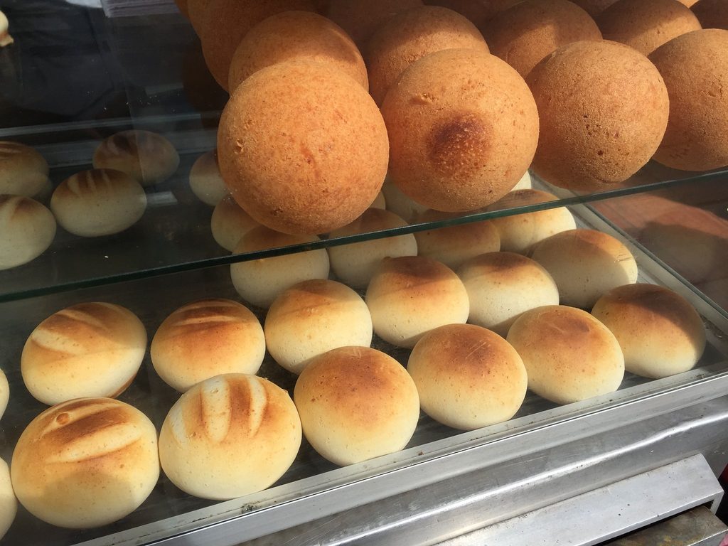New York Mayor Declares Himself a Pandebono Fan After Visiting Colombian Bakery in Queens