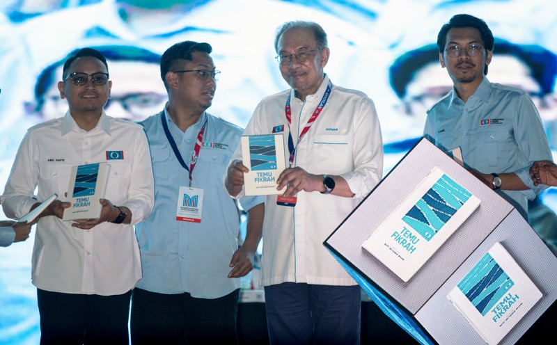 Anwar launches Temu Fikrah publication at PKR National Congress