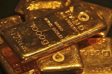 Gold holds near $4,140 as dollar, yields offset lower Fed hike expectations