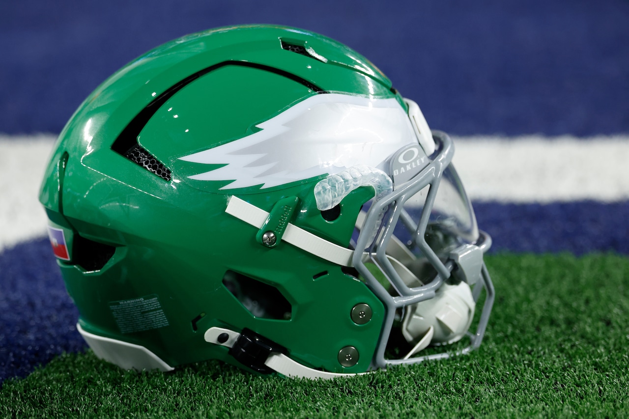 Struggling Eagles starter could miss London game after suffering concussion