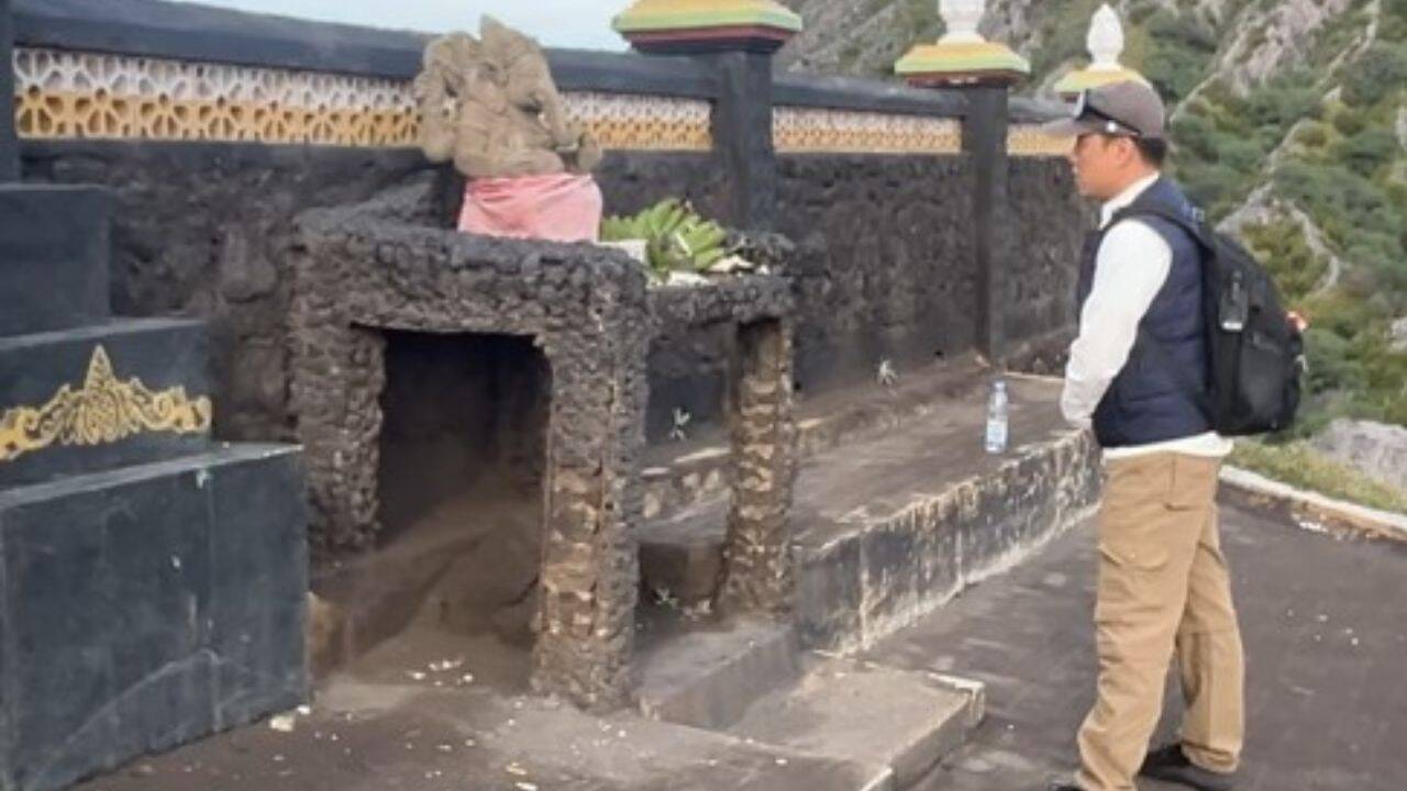 Why is a cigarette offered to Ganesh Ji at Indonesia's Mount Bromo?