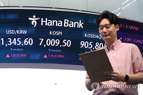Seoul shares down late Tues. morning on tech losses