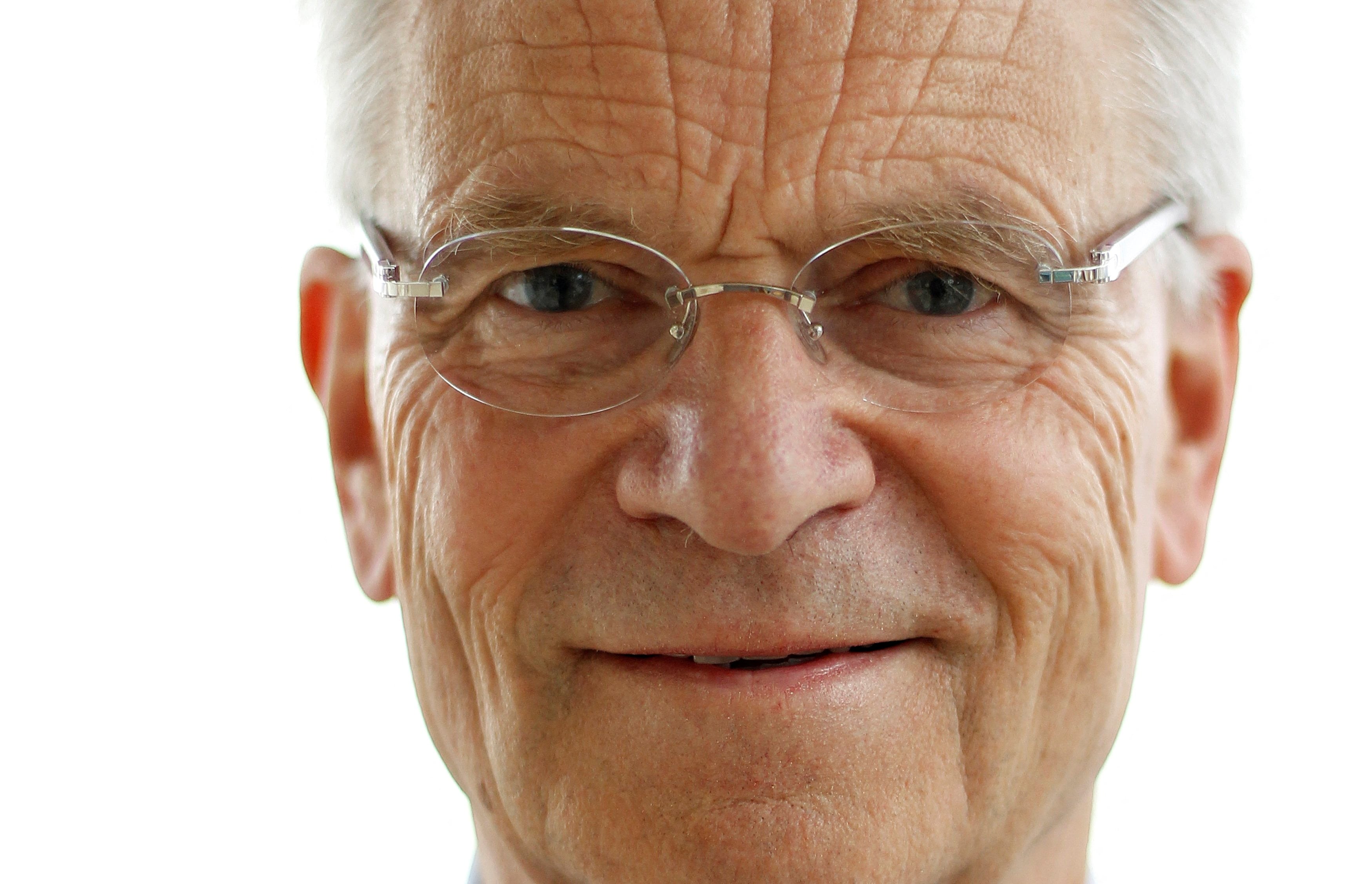 Jeffrey Archer, bestselling author of 300 million books, dies aged 86