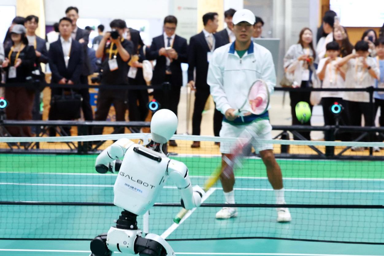 Humanoid robots take center stage as Seoul opens Smart Life Week