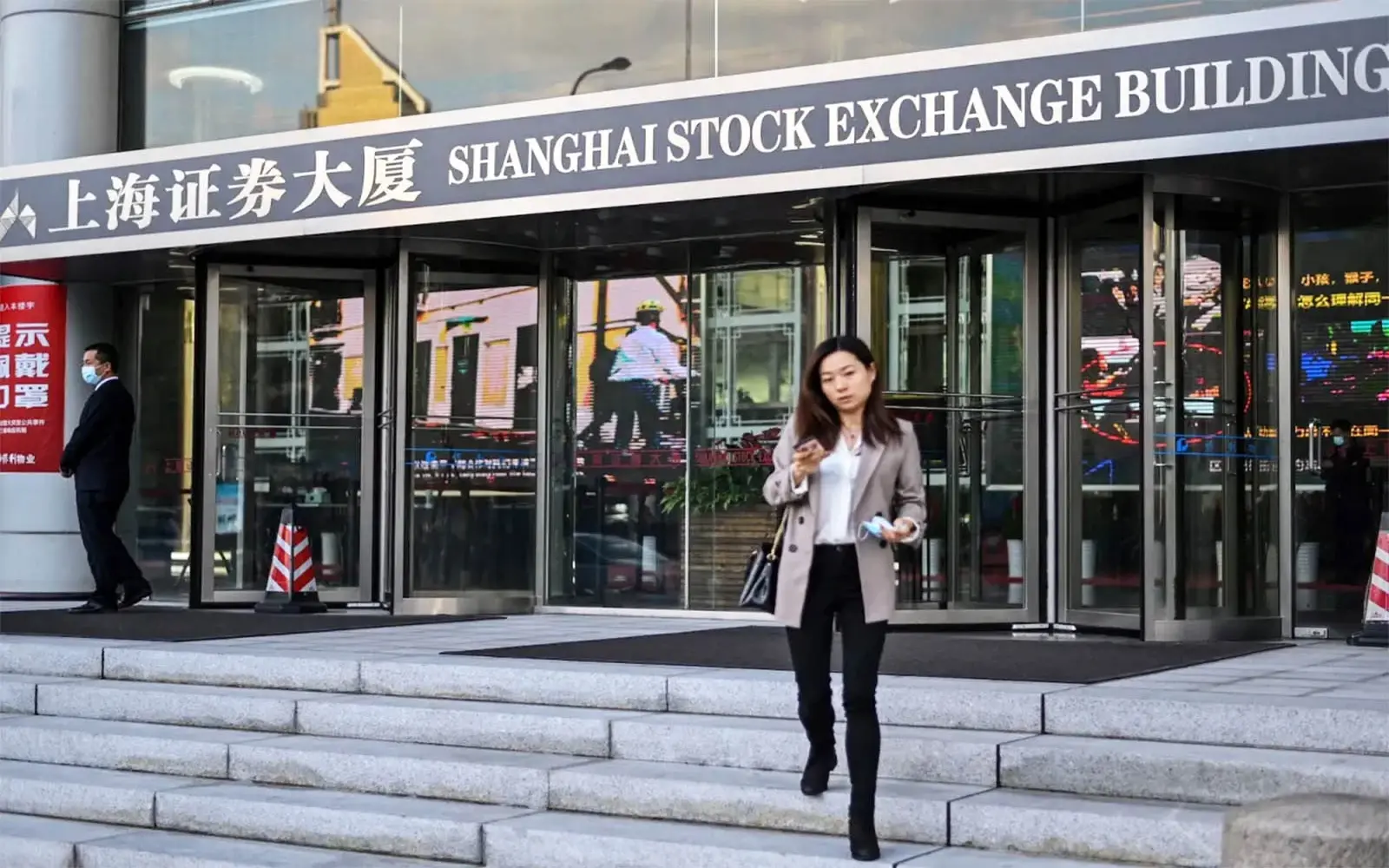 China stocks rise as AI, chip shares rebound