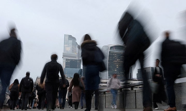 UK graduate jobs plunge to record low as AI reshapes entry-level employment market