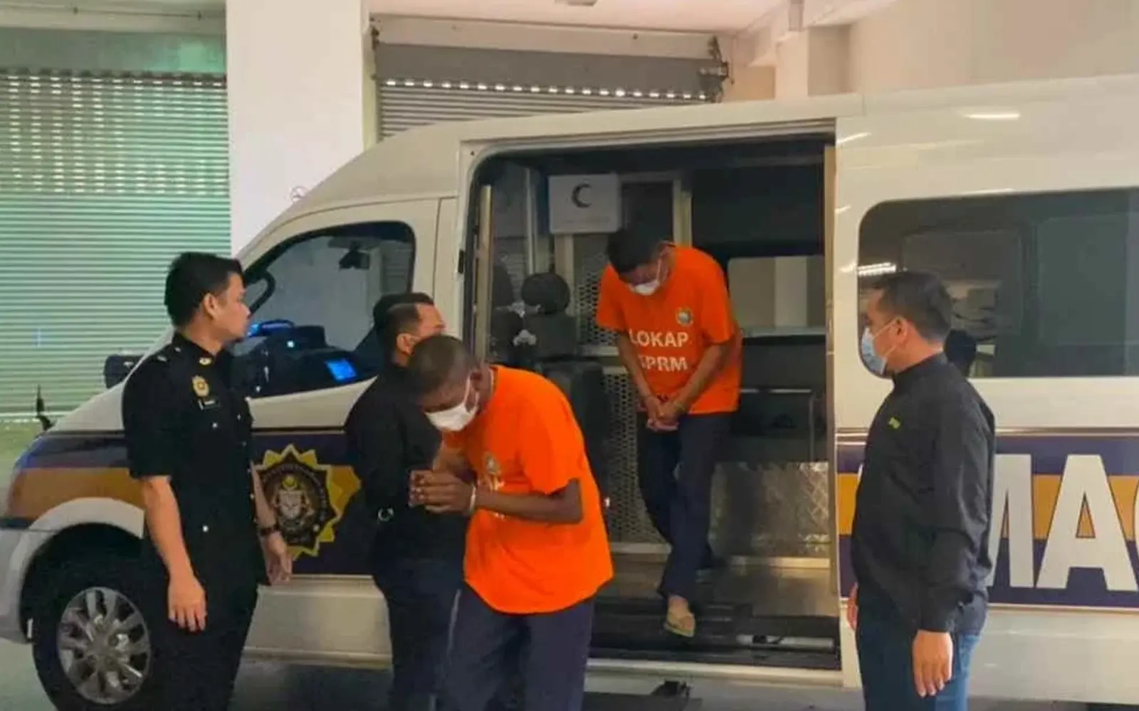 2 cops nabbed for allegedly taking bribes totalling RM14,000 from motorists