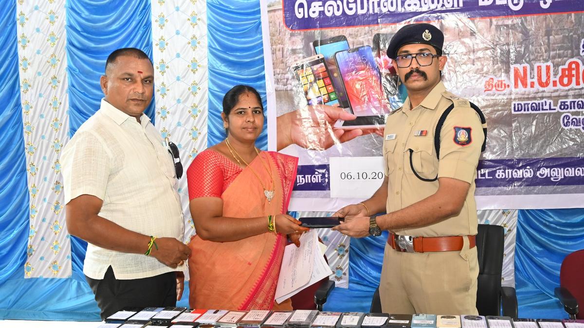 Vellore police hands over missing phones to owners