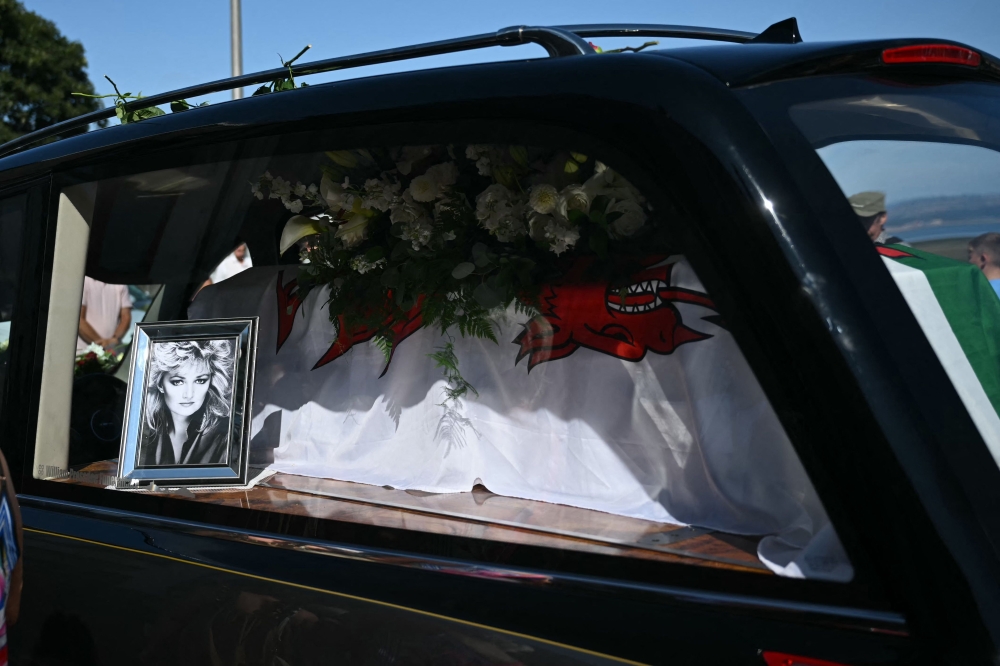Farewell to a legend: Bonnie Tyler fans gather in Wales for emotional tribute (VIDEO)
