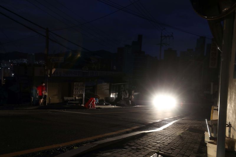 US agency to rewrite rules to address vehicle headlight glare