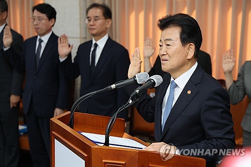 (LEAD) 'Fundamental peace' becomes 'more crucial' following DMZ blast: unification minister