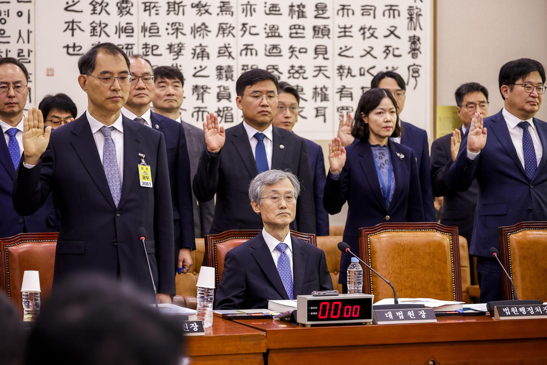 Lee, chief justice must end stalemate