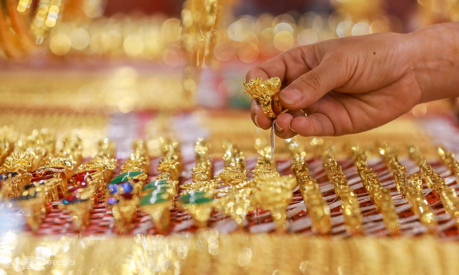Gold prices slide