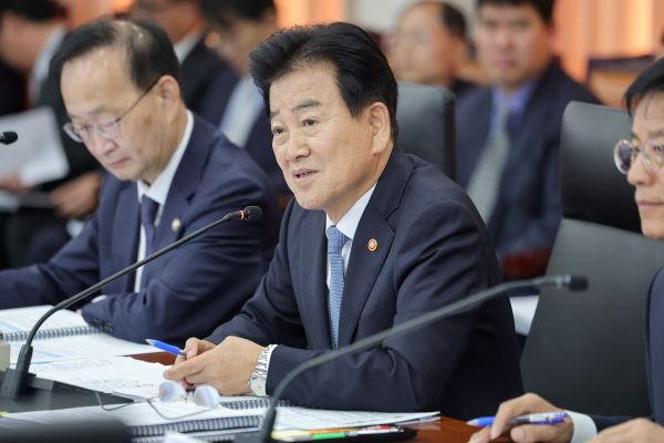 Unification Minister Responds to Reports of Clash with Foreign Minister over N. Korea Sanctions
