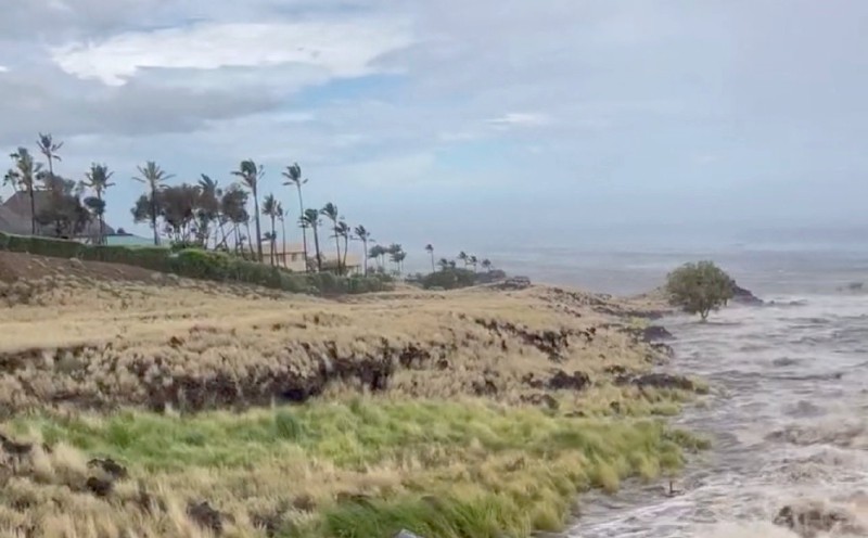 Hurricane Lala pulls away from Hawaii's Big Island