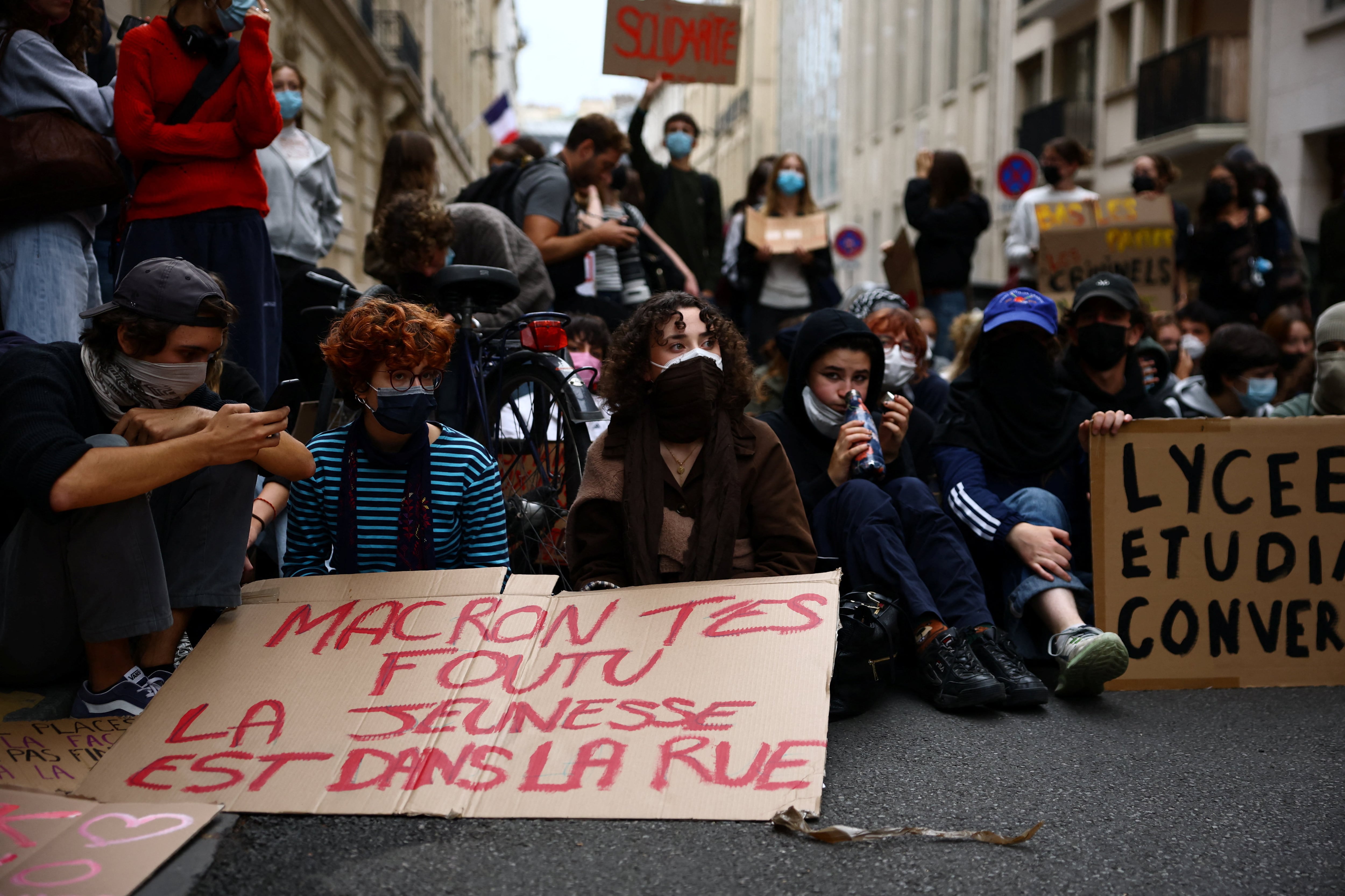 French government offers olive branch to student protest movement