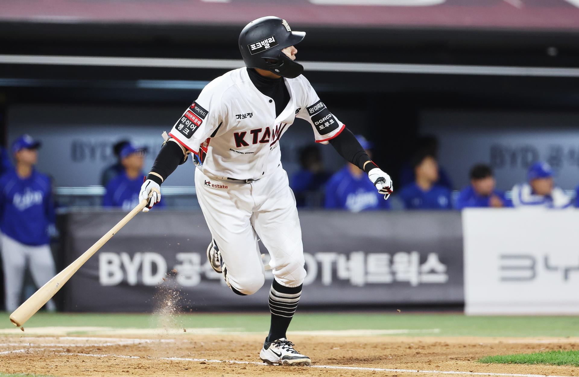 Choi Won-jun breaks KBO's single-season hits record