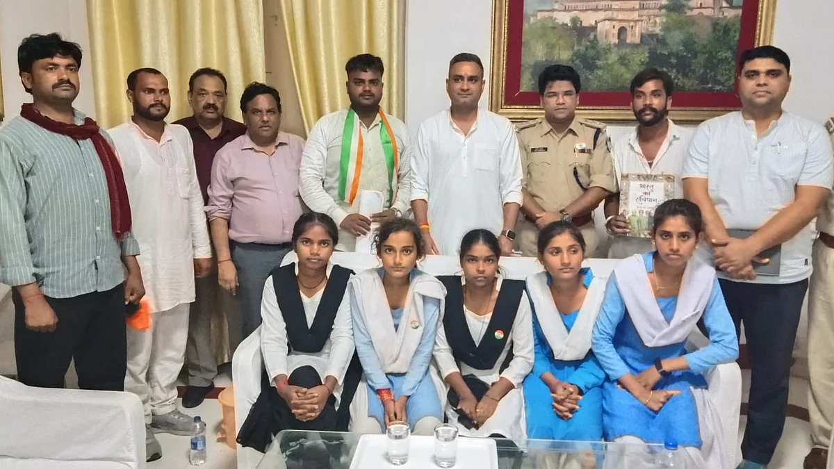 Chhatarpur Schoolchildren Walk Over 40 Km On I-Day Seeking Road, Bridge & Electricity; Meet MLA At 1:30 AM | VIDEO