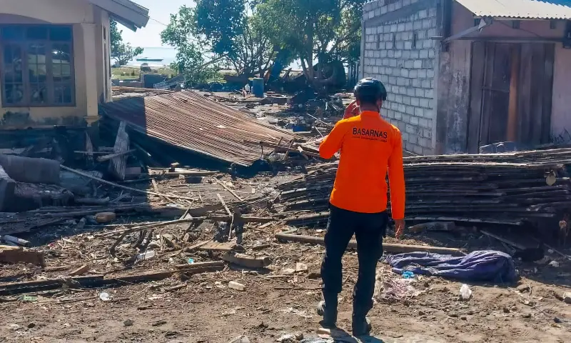 Thousands await aid after deadly Indonesian quake kills 53