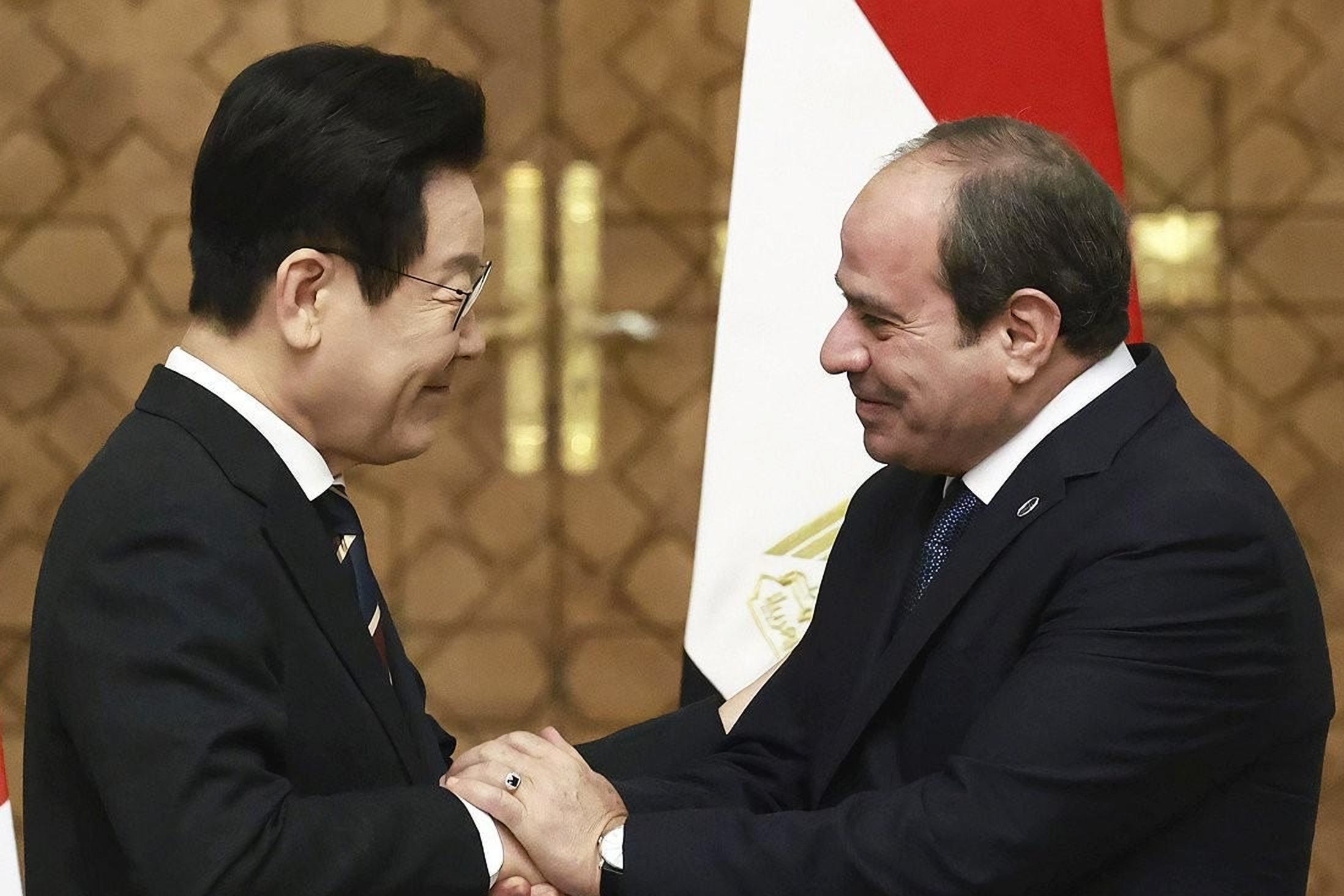 Lee set to hold summit with Egyptian president on economic cooperation